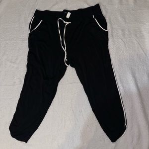 Torrid Black and White Cropped Pants, Size 2X